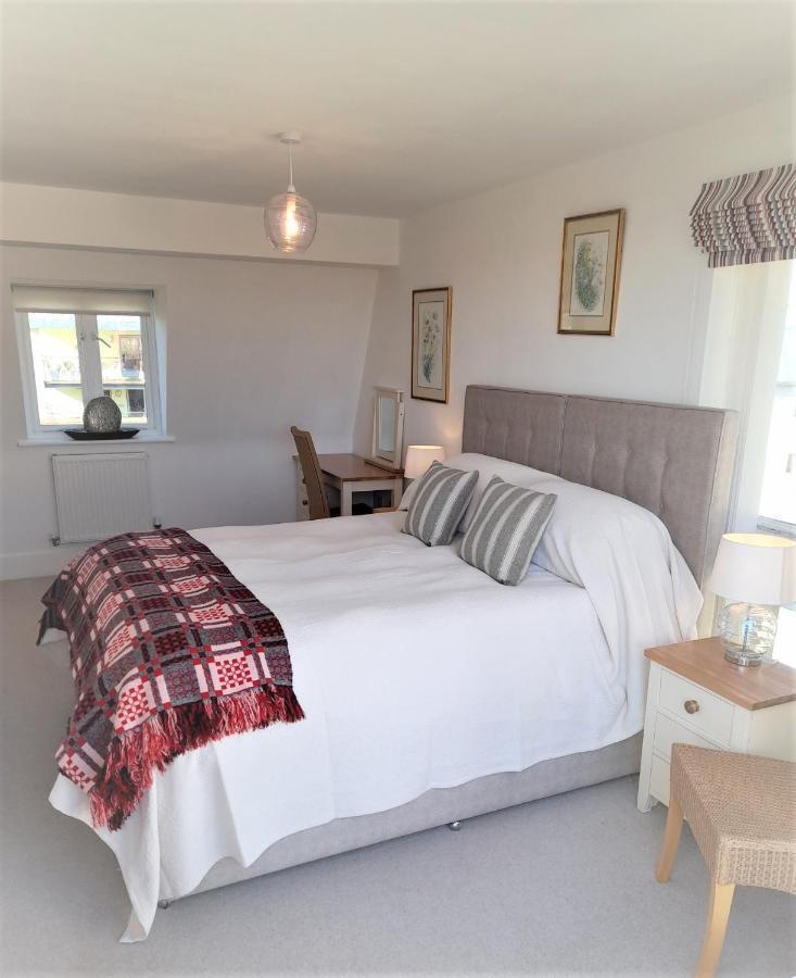 Crow's Nest Penthouse With Free Access * Somerford Keynes