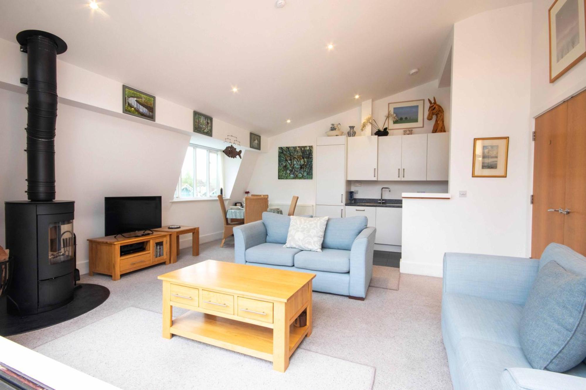 Crow's Nest Penthouse With Free Access * Somerford Keynes